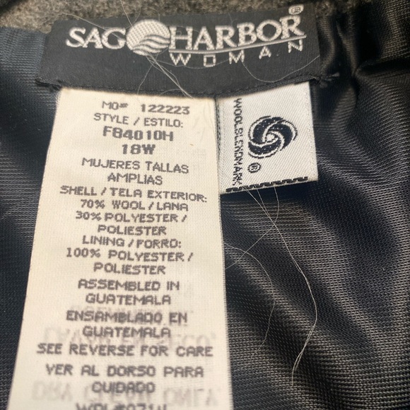 Safe Harbor Women’s gray wool 2piece suit with polyester liner. Blazer and skirt - Picture 4 of 7